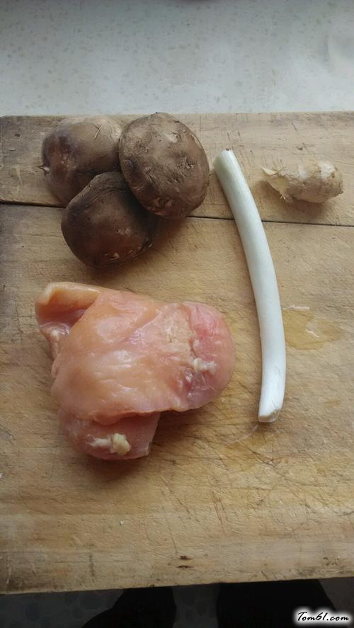 【香菇鸡肉馄饨】