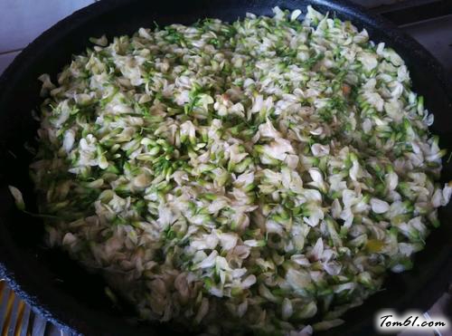 【槐花猪肉蒸包】