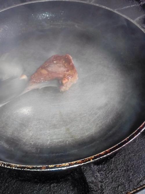 【法式煎羊排配白兰地烩彩椒牛肝菌汁】