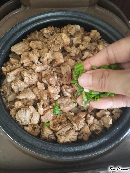 【排骨焖饭】