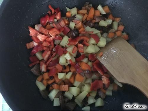 【土豆胡萝卜腊肉焖饭】