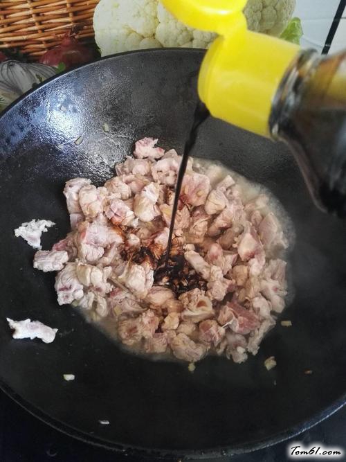 【排骨焖饭】