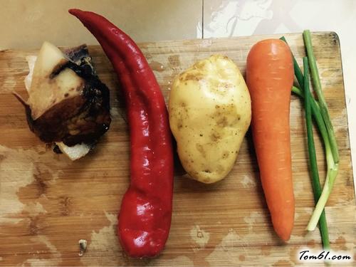 【土豆胡萝卜腊肉焖饭】