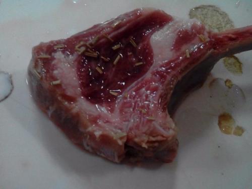 【法式煎羊排配白兰地烩彩椒牛肝菌汁】