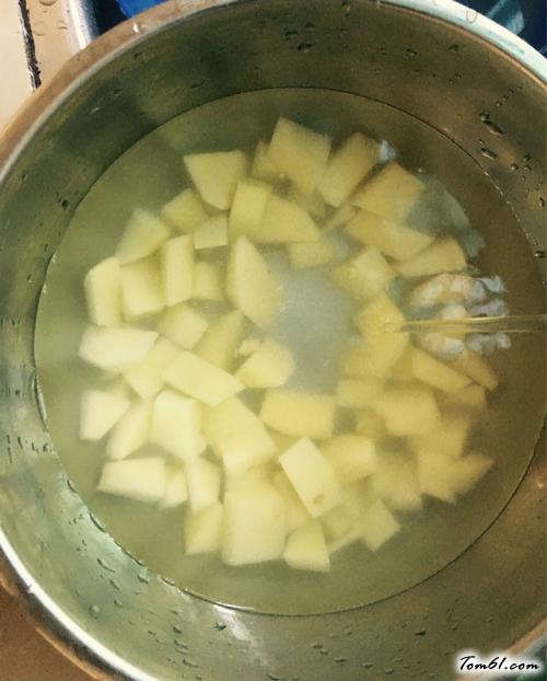 【土豆胡萝卜腊肉焖饭】