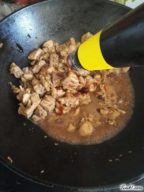 【排骨焖饭】