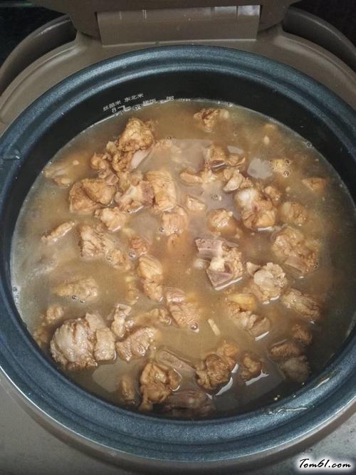 【排骨焖饭】