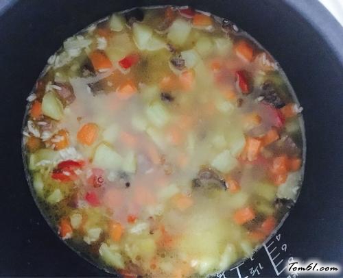 【土豆胡萝卜腊肉焖饭】