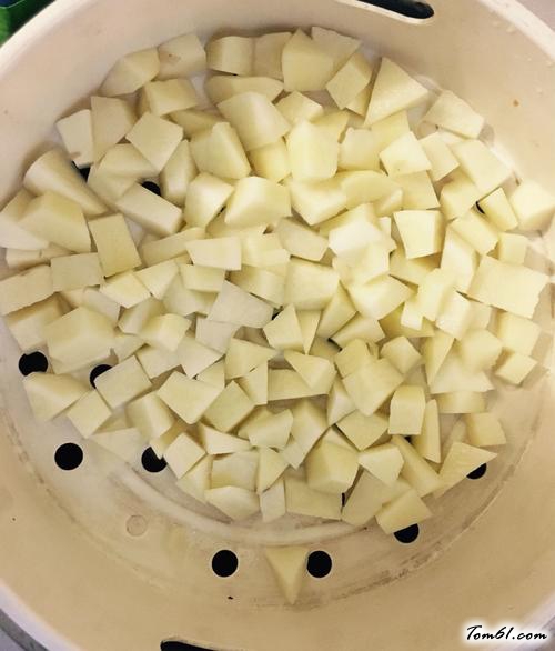 【土豆胡萝卜腊肉焖饭】