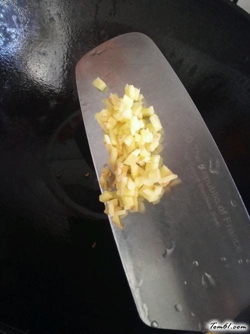 【排骨焖饭】