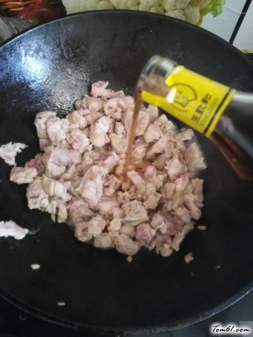 【排骨焖饭】