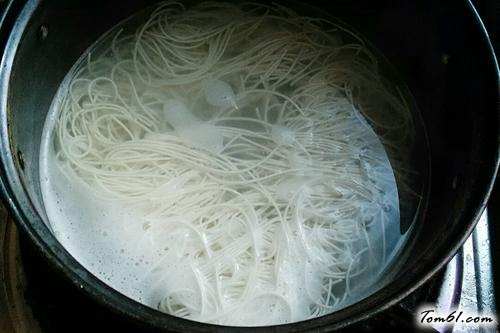 【肉丁鸡蛋汤面】