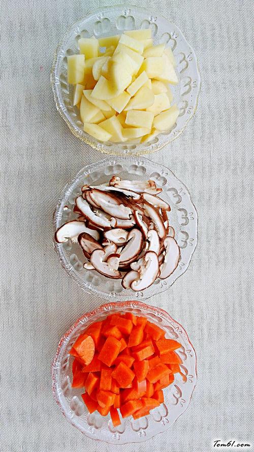 【腊味杂蔬焖饭】