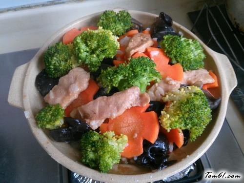 【胡萝卜瘦肉煲仔饭】