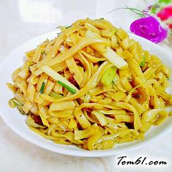 芹菜炒河粉的做法