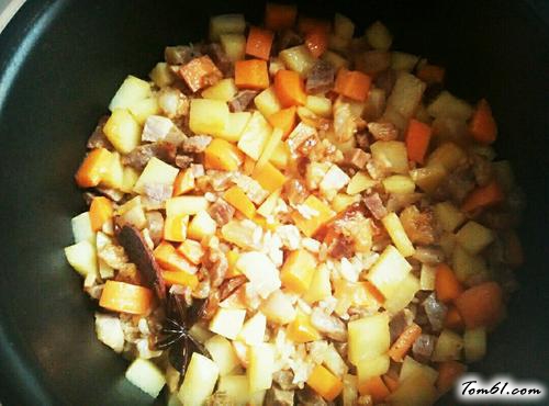 【腊肉土豆焖饭】