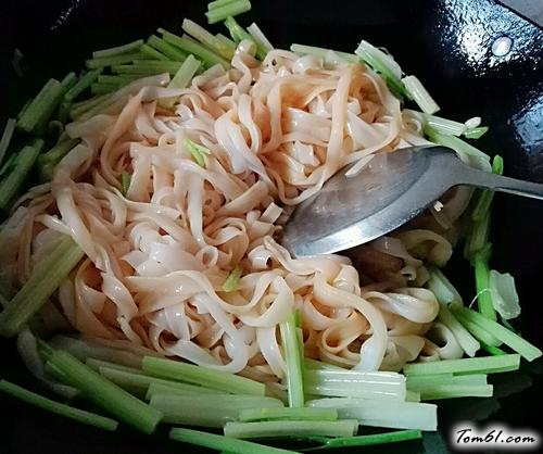 【芹菜炒河粉】