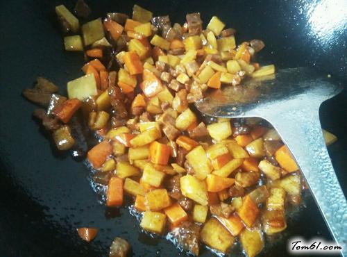 【腊肉土豆焖饭】
