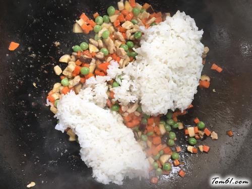 【五彩菠萝饭】