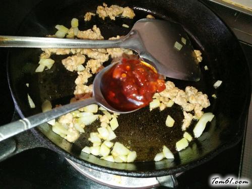 【香辣猪肉香菇拌面】