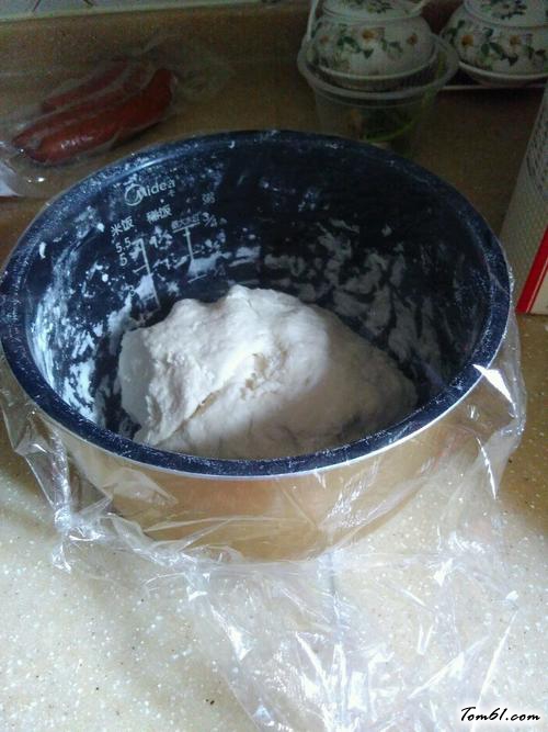 【胡萝卜烤肠花卷】