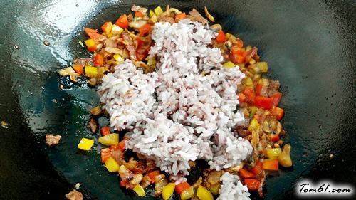 【彩椒培根炒黑米饭】