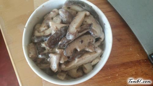 【奶油蘑菇烤鸡奶酪披萨】