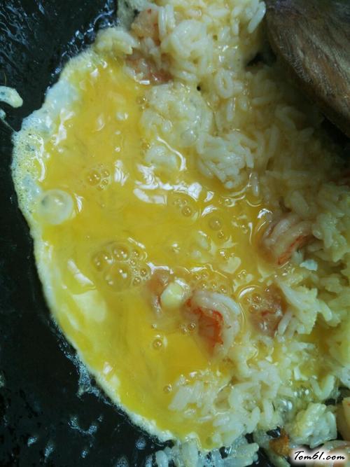 【虾仁辣椒炒饭】