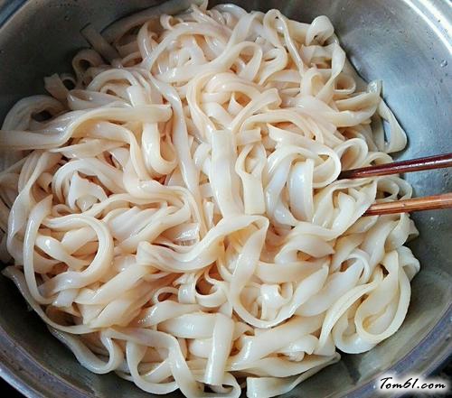 【芹菜炒河粉】
