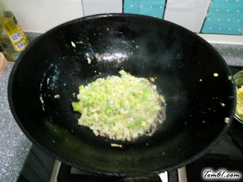 【鸡蛋茴香素包子】