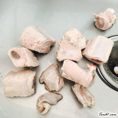 【蔬菜排骨汤面】
