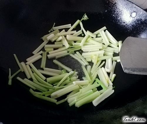 【芹菜炒河粉】