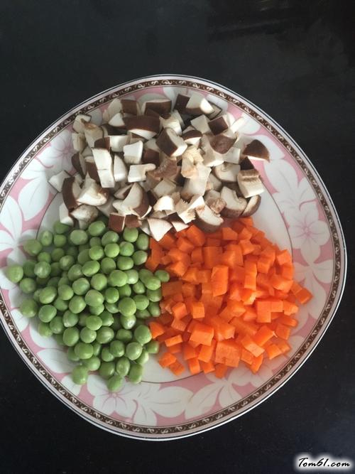 【五彩菠萝饭】