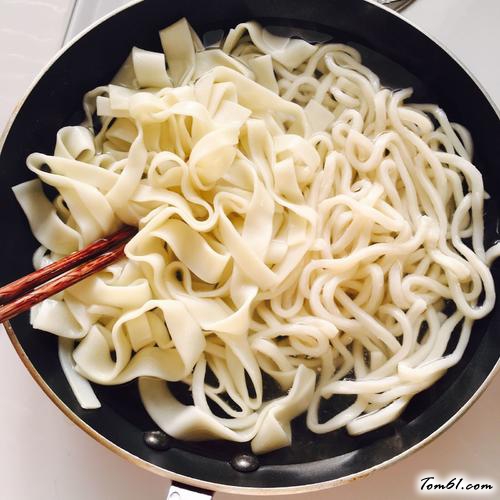【蔬菜排骨汤面】