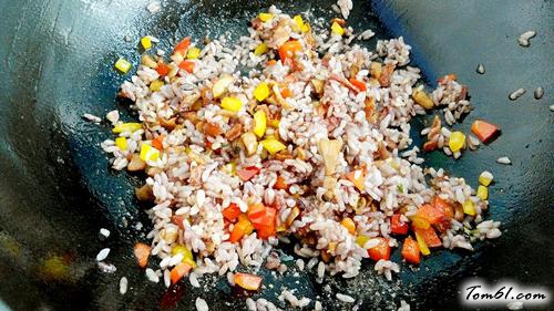 【彩椒培根炒黑米饭】