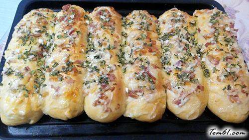 【香葱培根芝士肉松面包】