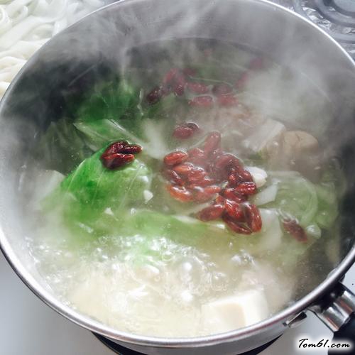 【蔬菜排骨汤面】