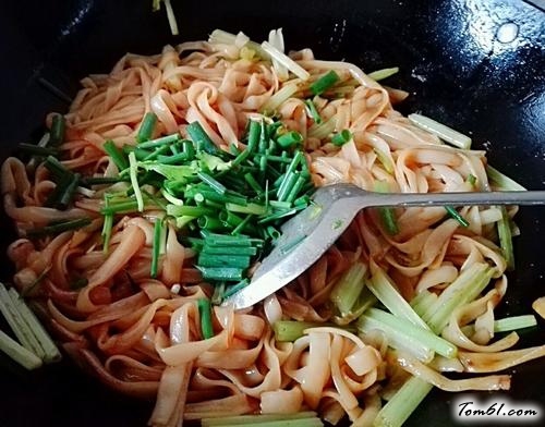 【芹菜炒河粉】