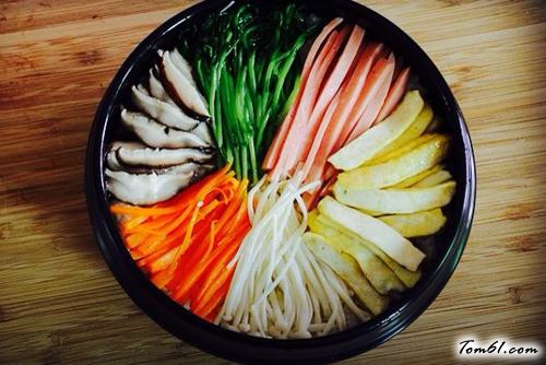 【石锅拌饭】