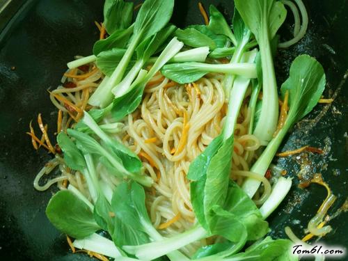 【胡萝卜青菜鸡蛋炒粉】