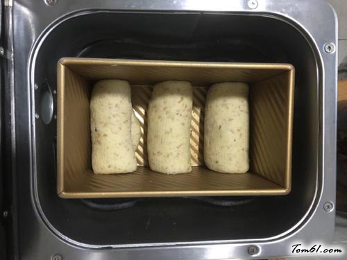 【面包机版黑芝麻牛奶吐司】