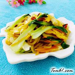 胡萝卜青菜鸡蛋炒粉的做法