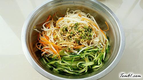 【芝香绿豆芽拌面】
