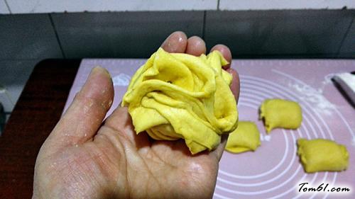 【金灿灿全麦南瓜花卷】