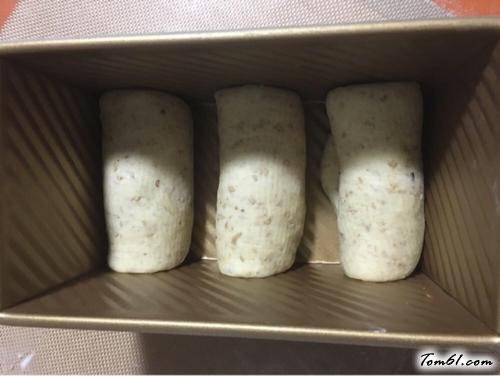 【面包机版黑芝麻牛奶吐司】