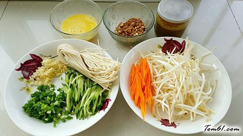 【芝香绿豆芽拌面】