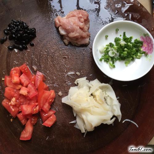 【绿豆芽老友粉】