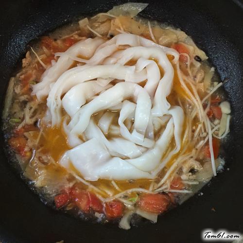 【绿豆芽老友粉】