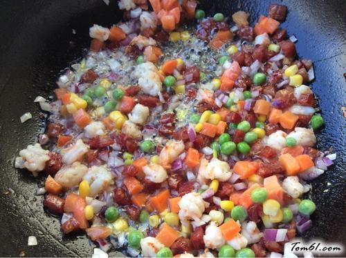 【腊肠虾仁什锦炒饭】