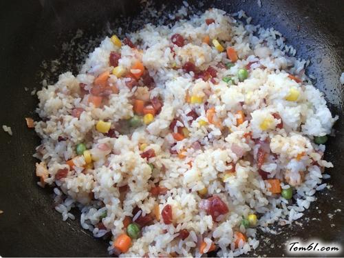 【腊肠虾仁什锦炒饭】